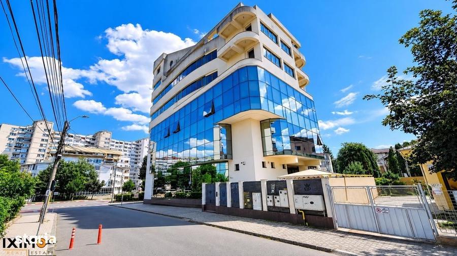 Spațiu comercial, de 2,400 mp, în Central