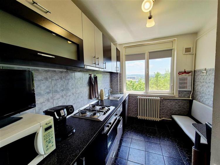 Apartament cu 3 camere semidecomandat în Tătărași