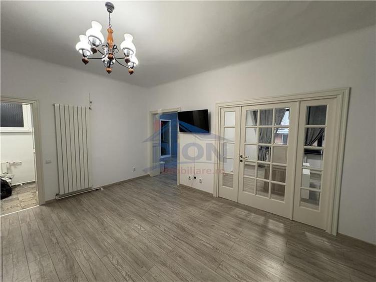 Apartament cu 3 camere semidecomandat în Universitate
