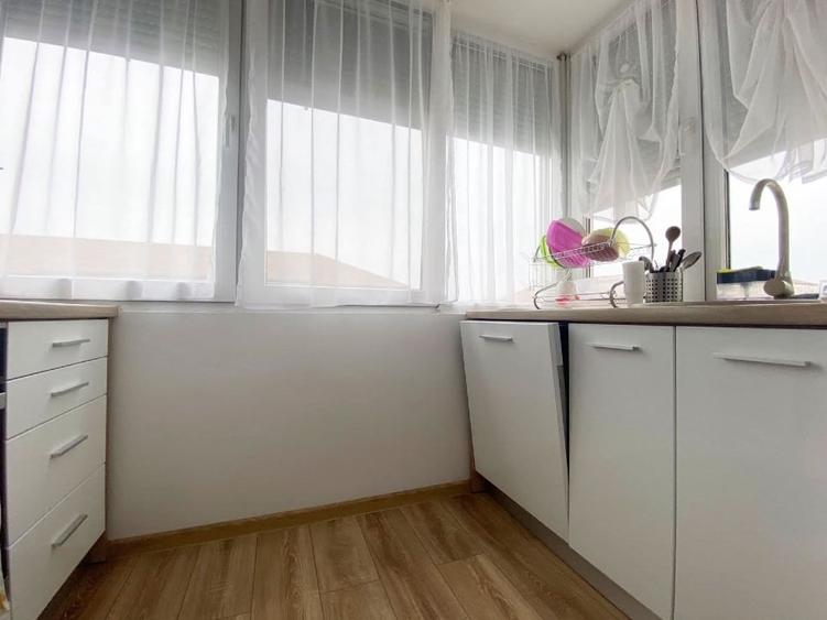 Apartament cu 3 camere decomandat, mobilat în Rogerius