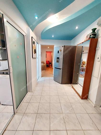 Apartament cu 3 camere semidecomandat în Micro 19