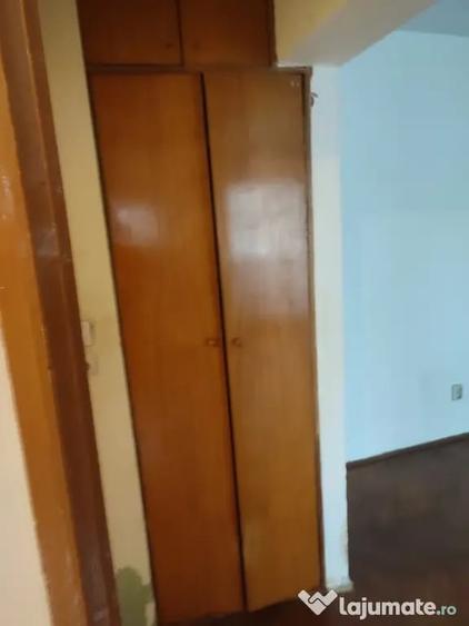 Apartament cu 4 camere semidecomandat în Moșilor