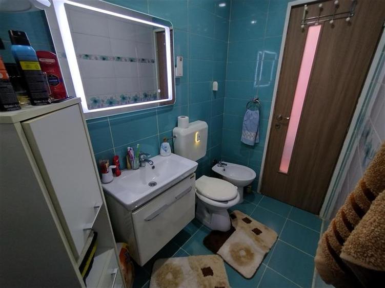 Apartament cu 3 camere semidecomandat în Central