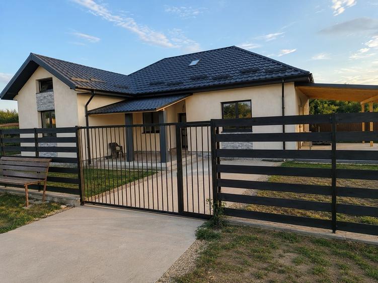 Casă cu 4 camere în Poiana lui Stângă