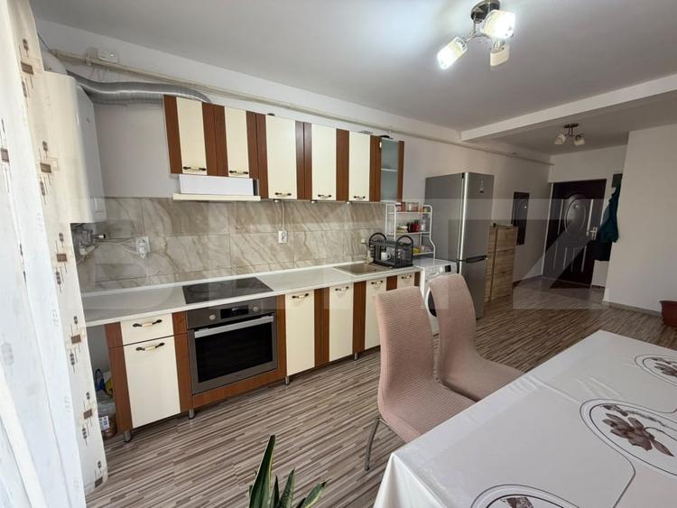 Apartament cu 3 camere semidecomandat, mobilat în Florești