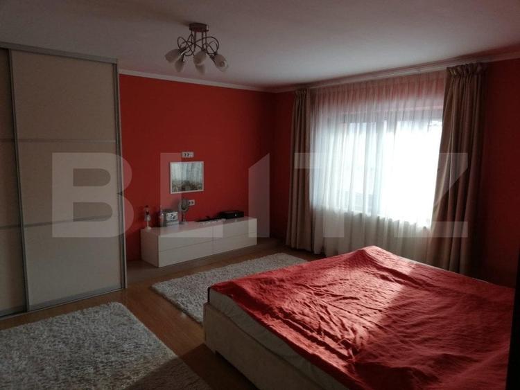 Casă individuală cu 8 camere cu Canalizare în Cristian
