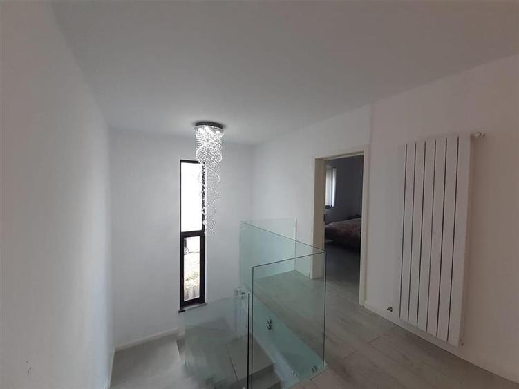 Casă cu 5 camere cu Teren 400 Mp în Lețcani