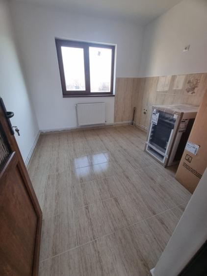 Casă individuală cu 6 camere cu Canalizare în Iris