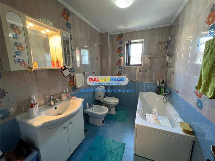 Casă cu 5 camere cu Garaj în Central
