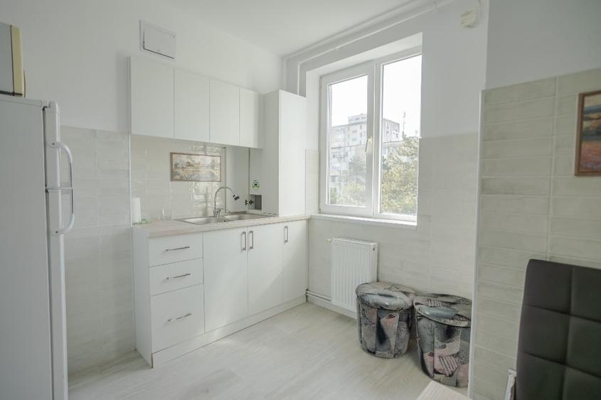 Apartament cu 3 camere semidecomandat, mobilat în Central