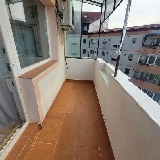 Apartament cu 3 camere decomandat în Turnișor