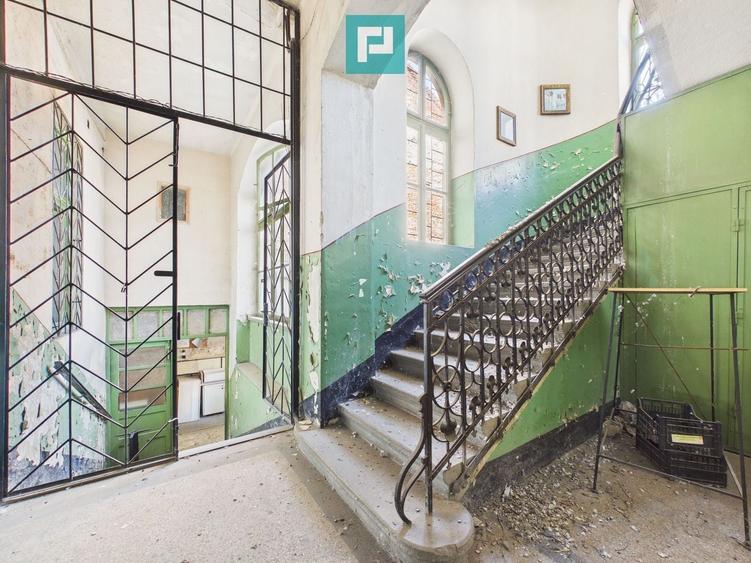 Casă individuală cu 15 camere cu Canalizare în Central