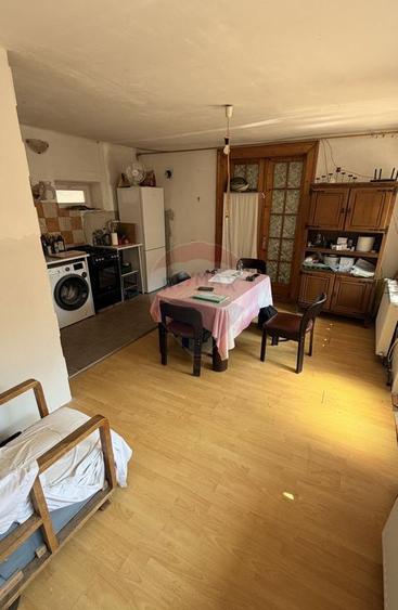 Casă cu 5 camere cu Teren 1400 Mp în Vale