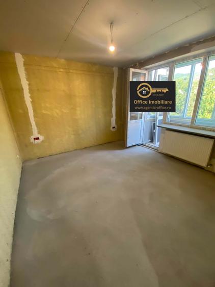 Apartament cu 3 camere semidecomandat în Săsar