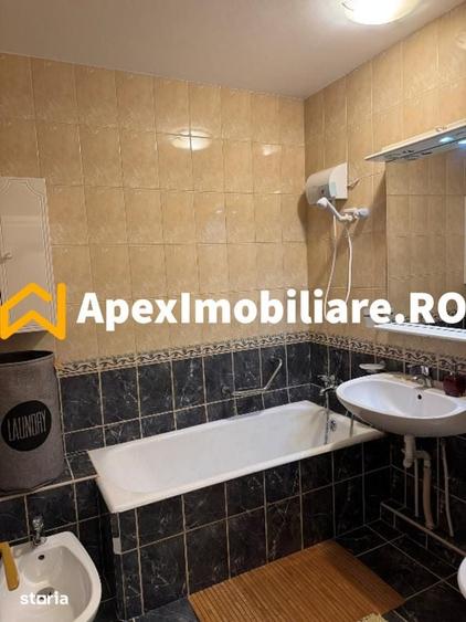Apartament cu 3 camere semidecomandat în Tineretului