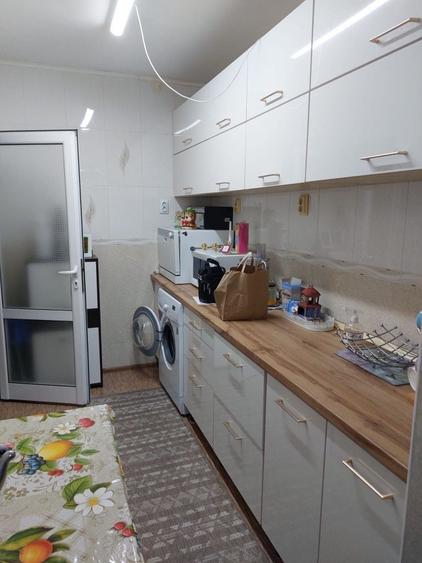 Apartament cu 3 camere decomandat în Est