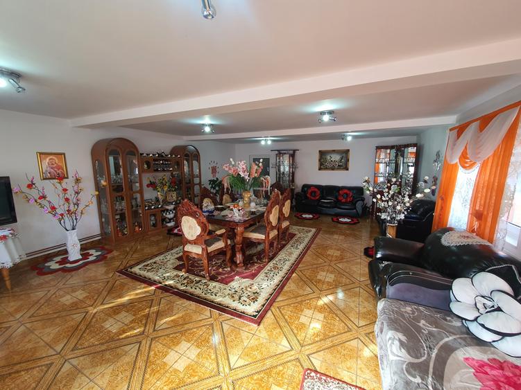 Casă individuală cu 4 camere cu Garaj în Teliu