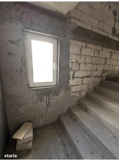 Casă cu 7 camere cu Teren 323 Mp în Petros