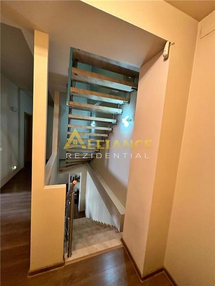 Casă individuală cu 4 camere cu Canalizare în Central