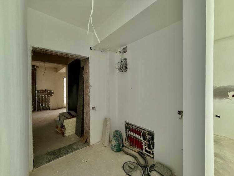 Apartament cu 3 camere semidecomandat în Moșilor