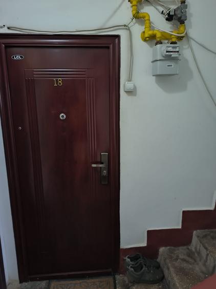 Apartament cu 3 camere semidecomandat în Cioceanu