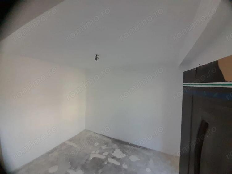 Apartament cu 3 camere semidecomandat în Mircea cel Bătrân