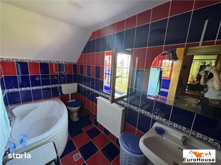 Casă cu 4 camere cu Teren 2700 Mp în Central