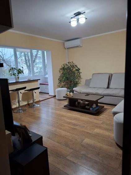 Apartament cu 4 camere decomandat, mobilat în Confecții