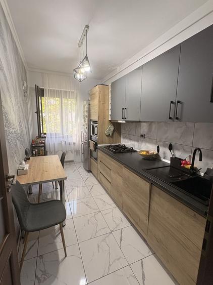 Apartament cu 3 camere decomandat în Uverturii