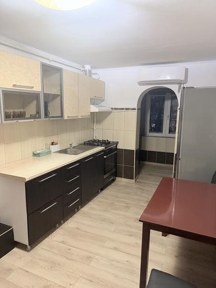 Apartament cu 3 camere decomandat în Nicolina