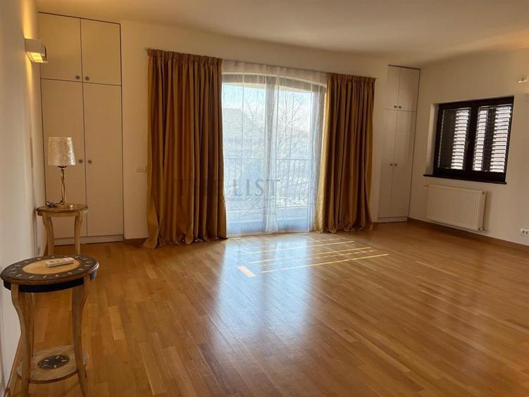 Casă individuală cu 7 camere cu Teren 1220 Mp în Pipera
