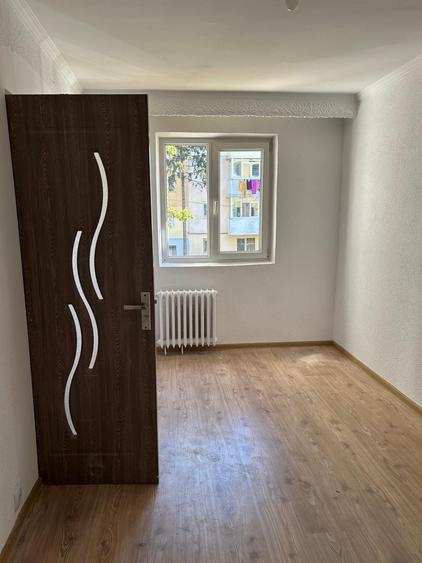 Apartament cu 3 camere semidecomandat în Găvana
