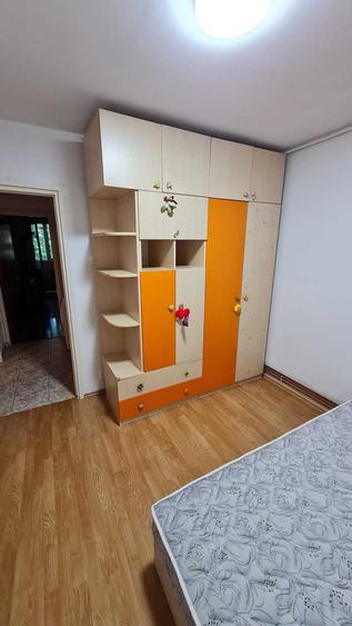 Apartament cu 3 camere semidecomandat în Drumul Taberei