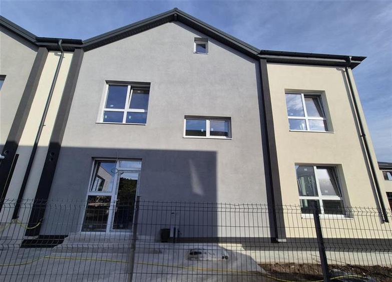 Duplex cu 4 camere cu Canalizare în Periferie