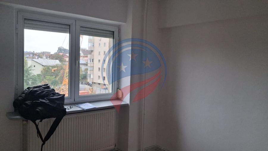 Apartament cu 4 camere decomandat în Central