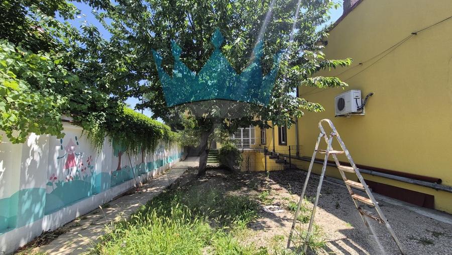 Casă individuală cu 8 camere cu Teren 220 Mp în Tineretului