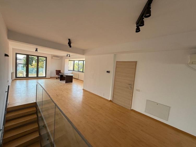 Apartament cu 4 camere, mobilat în Capitale