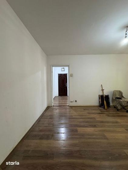 Apartament cu 4 camere semidecomandat în Berceni