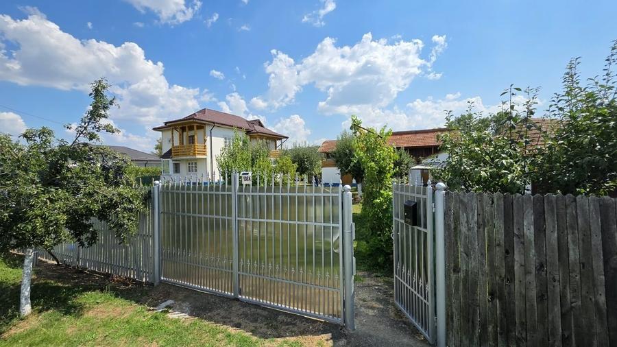 Casă cu 4 camere în Dobroteasa