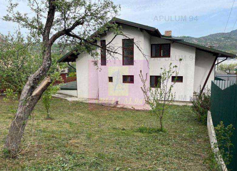 Casă individuală cu 9 camere decomandat cu Canalizare în Central
