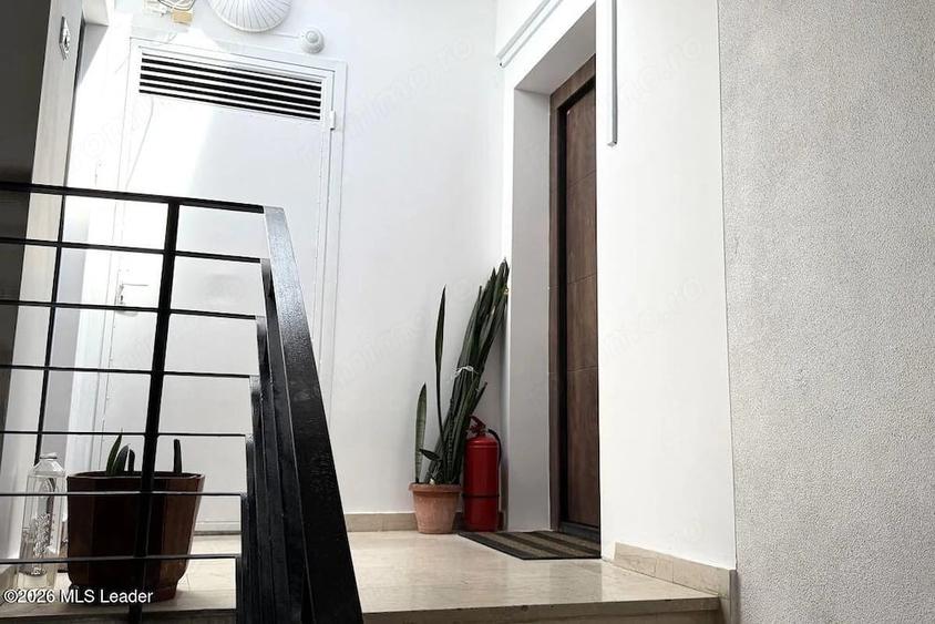 Apartament cu 6 camere decomandat în Polonă
