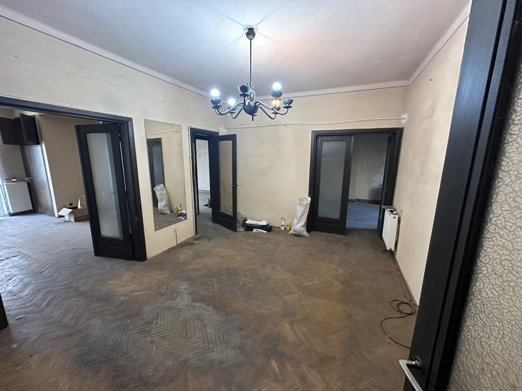 Apartament cu 4 camere decomandat în Sala Palatului