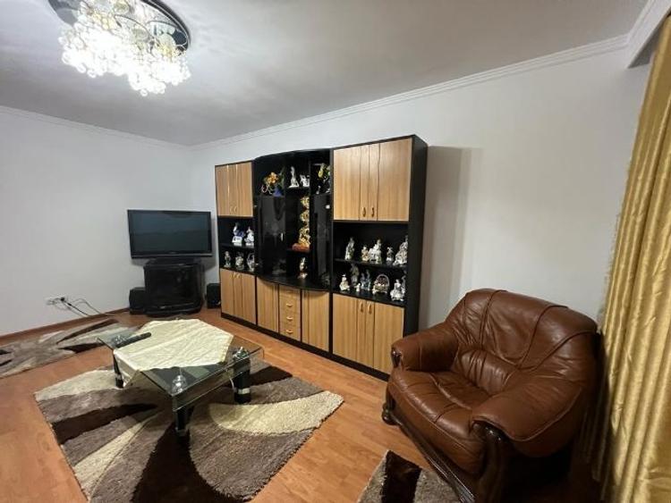 Apartament cu 3 camere decomandat în Faleza Nord