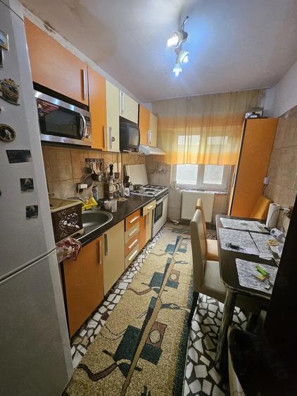 Apartament cu 3 camere semidecomandat în Obor