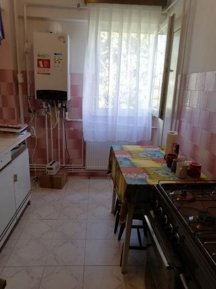 Apartament cu 3 camere decomandat în Calea București