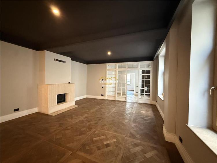 Casă cu 9 camere cu Teren 200 Mp în Central