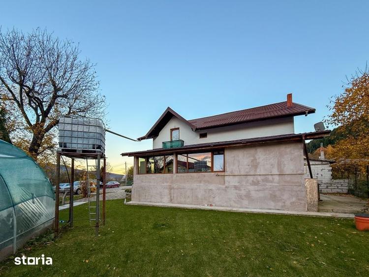 Casă cu 8 camere cu Teren 1318 Mp în Alexandru cel Bun