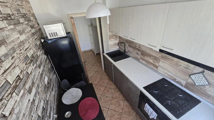 Apartament cu 3 camere semidecomandat în Veteranilor