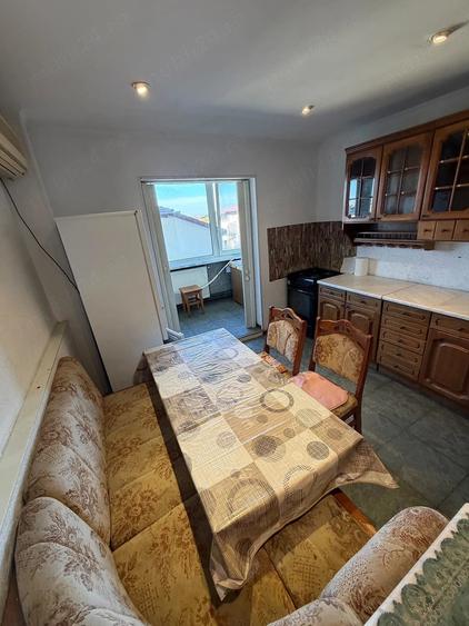 Apartament cu 3 camere decomandat în Girocului