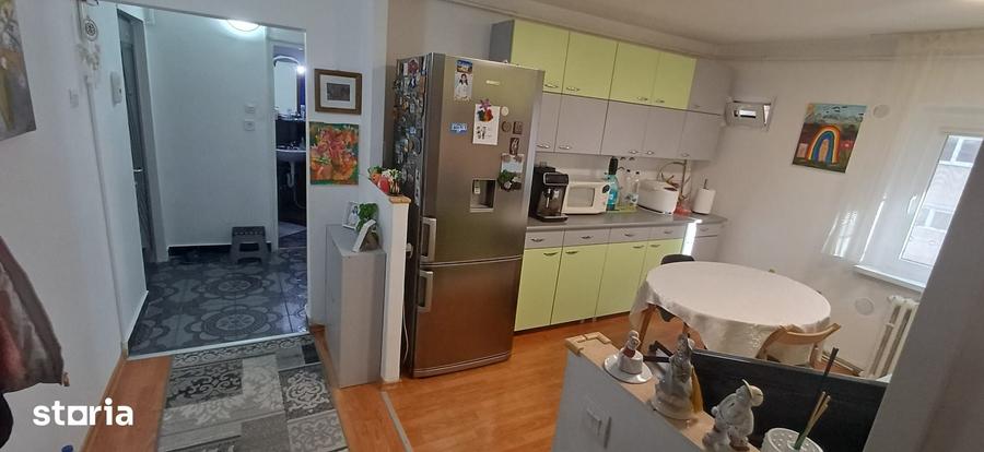Apartament cu 3 camere semidecomandat în Central